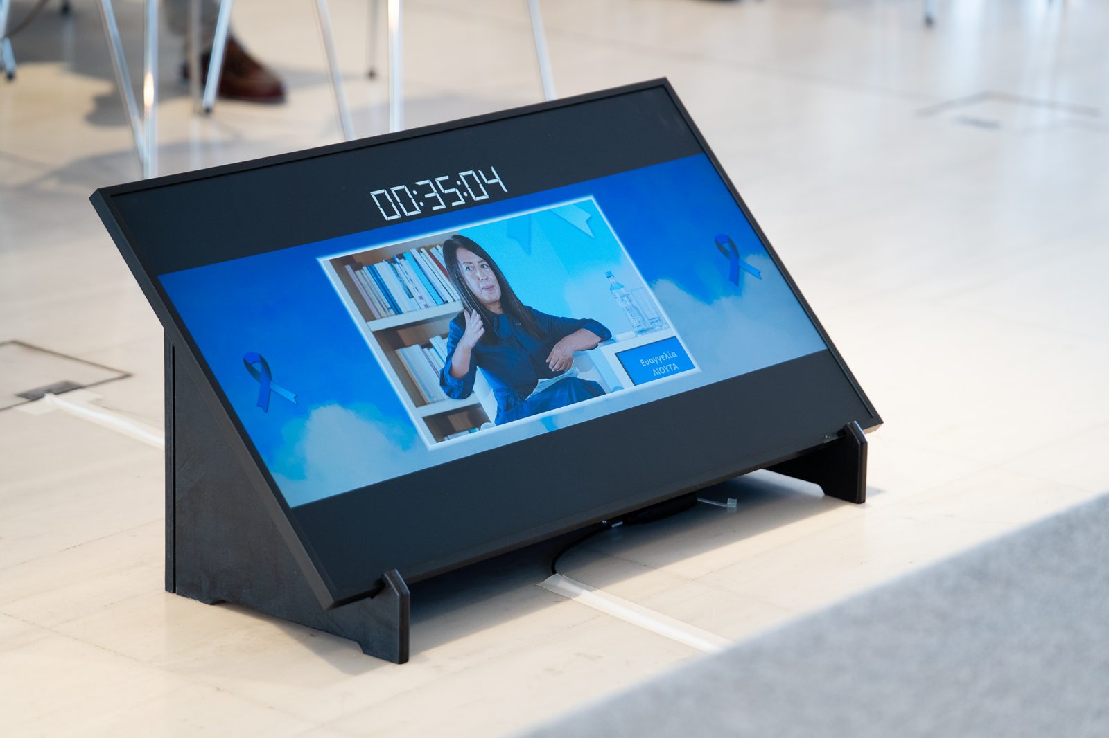 Confidence monitor at the stage edge
