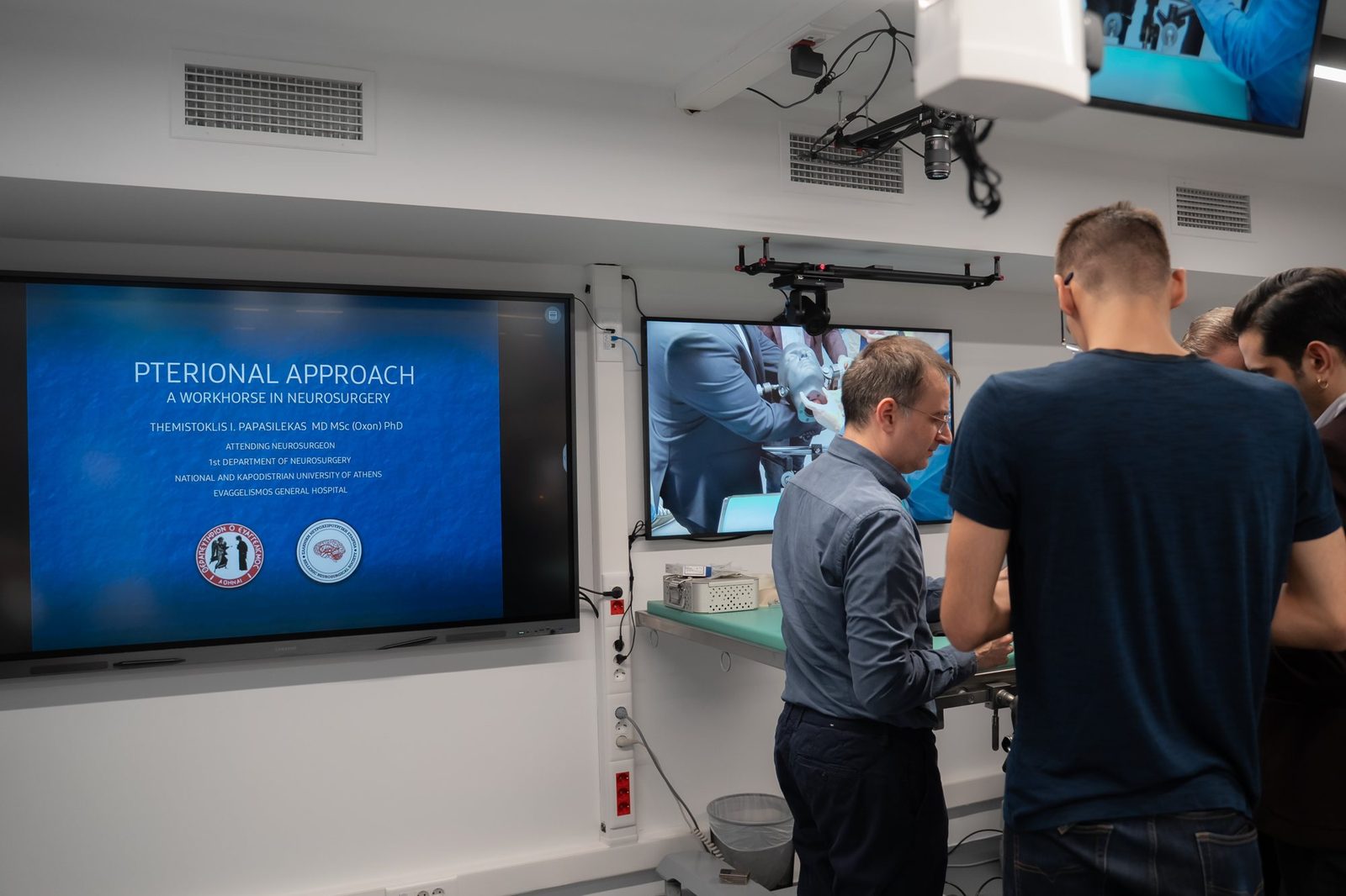 Hands-on stations at NeuroLab with the lecture on screen